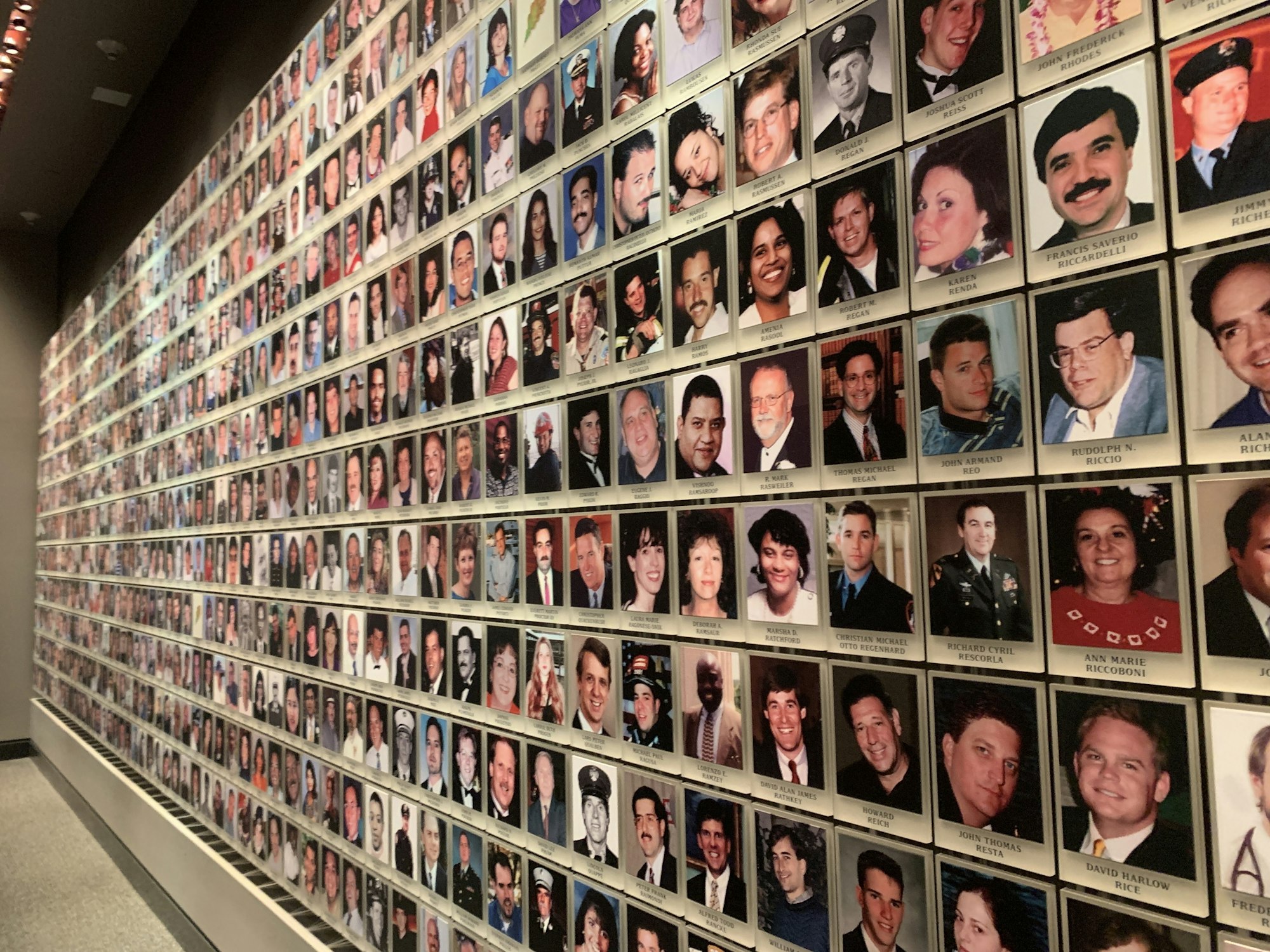 Fotos von Opfern der Anschläge des 11. September hängen im Gedenkraum des 9/11 Museums.