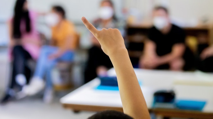 Wird die Gefahr für Kinder in der Corona-Pandemie unterschätzt? Unser Symbolfoto zeigt einen Schüler in einer Klasse in Berlin im Juni 2021.