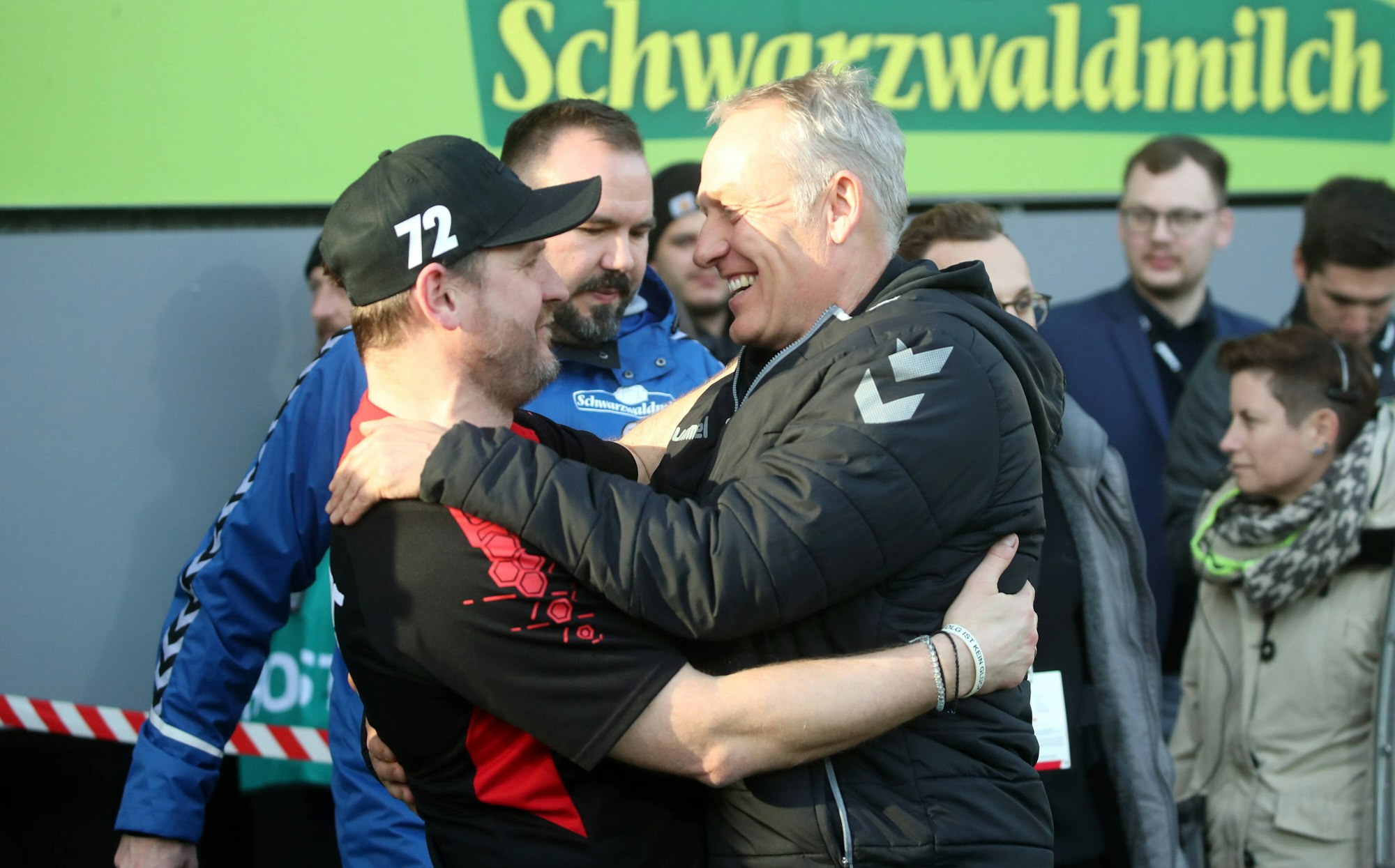 Steffen Baumgart und Christian Streich umarmen sich.