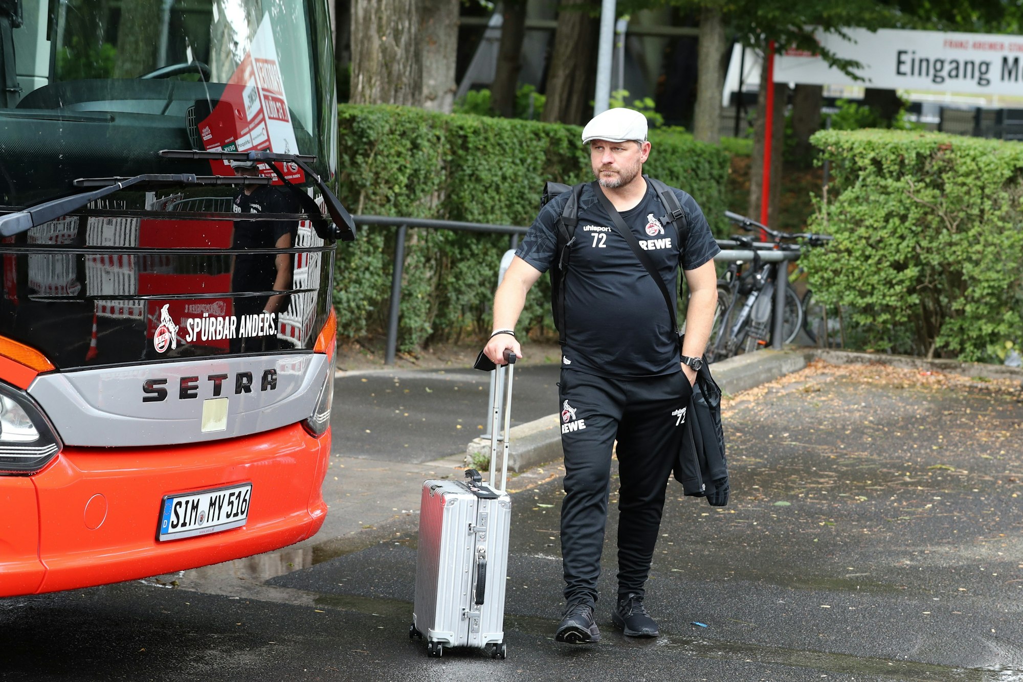 Steffen Baumgart vom 1. FC Köln bei der Abfahrt nach Freiburg