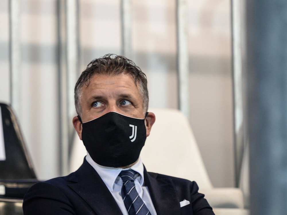 Federico Cherubini, Sportdirektor von Juventus Turin, mit Maske auf der Tribüne