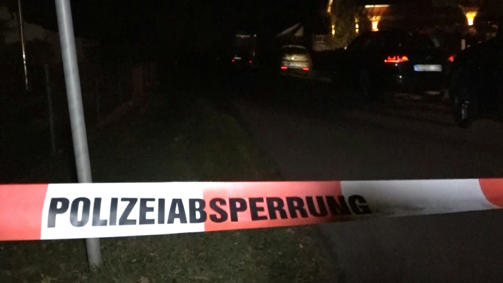 In Brühl hat eine Frau während eines Ehestreits mehrfach den Wagen ihres Mannes gerammt. Die Polizei nahm der 32-Jährigen den Führerschein ab. Das Foto zeigt ein Absperrband der Polizei am 22. November 2020 in Aland (Sachsen-Anhalt).