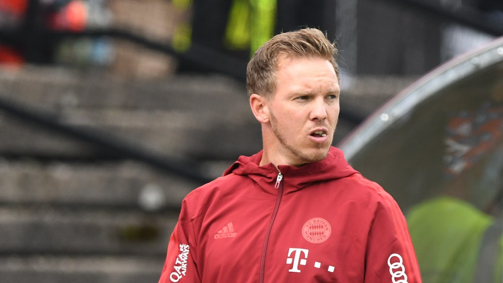 Bayerns Trainer Julian Nagelsmann während des Spiels an der Seitenlinie.