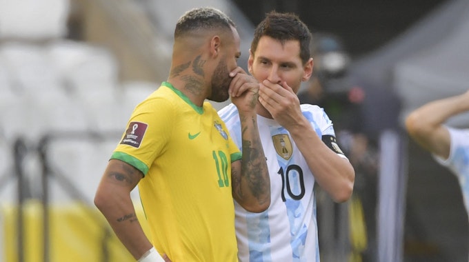 Neymar und Lionel Messi unterhalten sich vor Anpfiff mit der Hand vor dem Mund