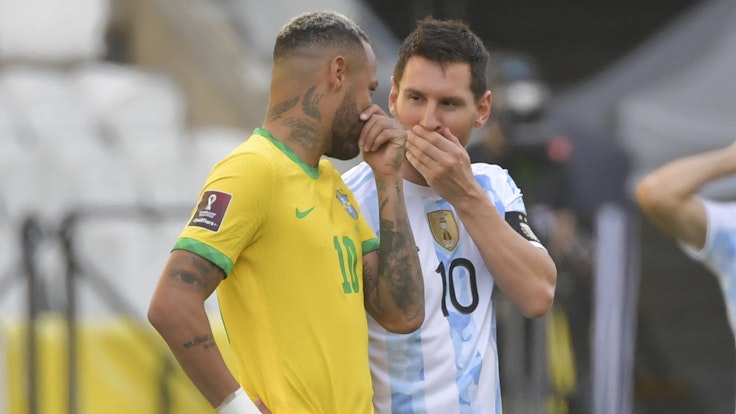 Neymar und Lionel Messi unterhalten sich vor Anpfiff mit der Hand vor dem Mund