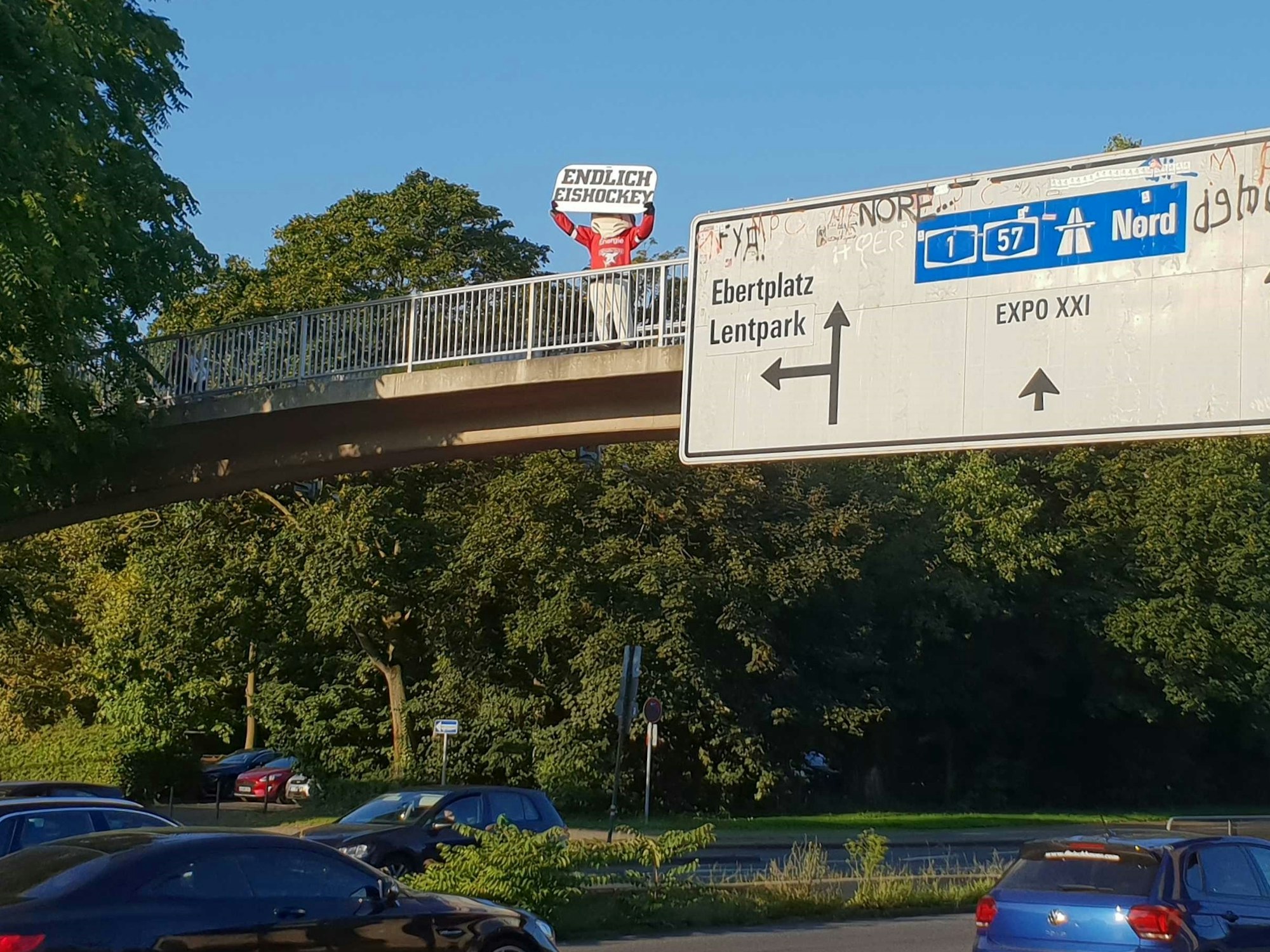 Sharky, Maskottchen der Kölner Haie, machte vor dem DEL-Saisonauftakt am 10. September 2021 auf der Zoobrücke Werbung für Eishockey.