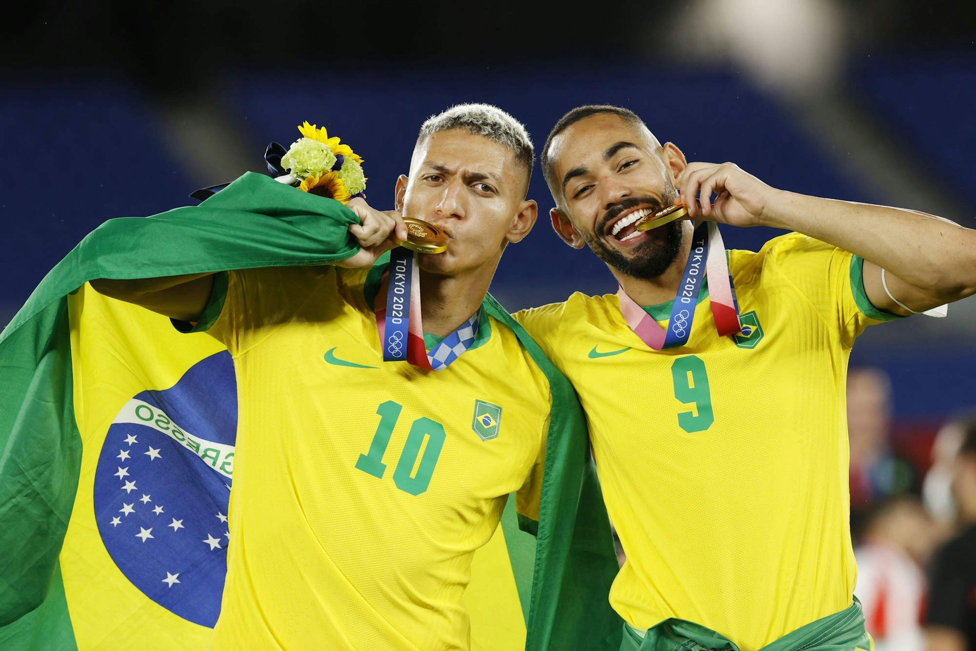 Richarlison und Matheus Cunha beißen in ihre Goldmedaillen