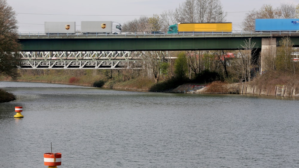 Bootsfahrer haben am 7. September aus dem Rhein-Herne-Kanal (hier ein Foto nahe Herne vom 9. April 2021) einen toten Hund gefischt.