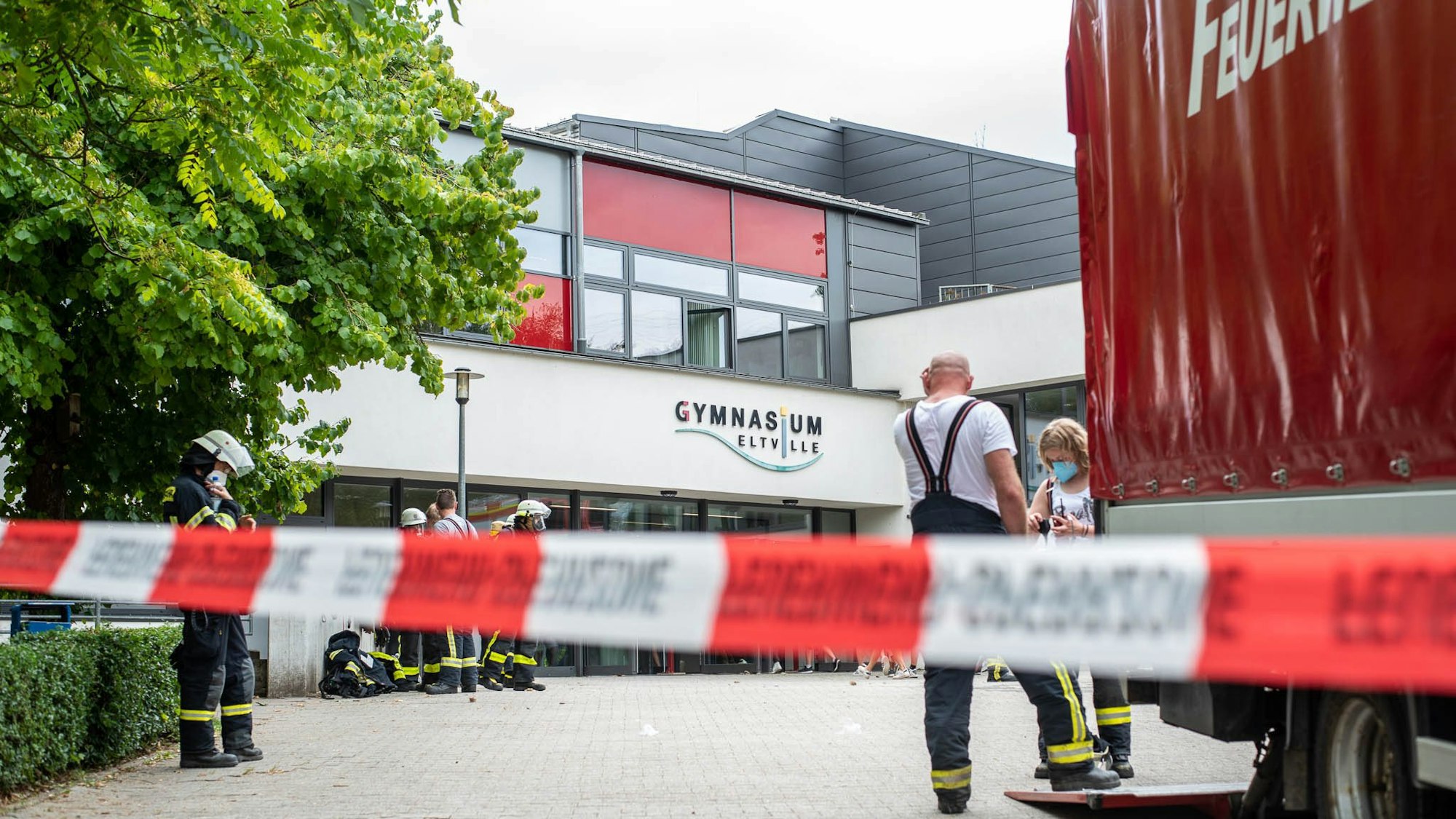 Ein Absperrband vor dem Gymnasium in Eltville im Rheingau-Taunus-Kreis: Die Schule wurde geräumt, nachdem mehrere Personen Atemwegsreizungen hatten.