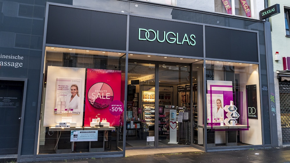 Die Parfümerie Douglas auf der Ehrenstraße von außen.