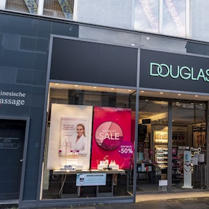 Die Parfümerie Douglas auf der Ehrenstraße von außen.