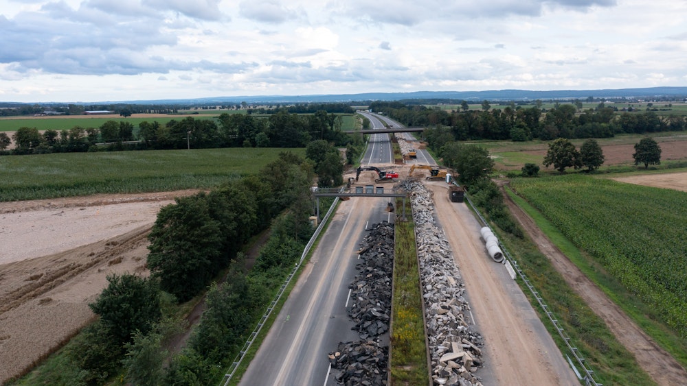 Blick auf die Baustelle an der A61 bei Swisttal-Ollheim, wo die Autobahn durch die Flutkatastrophe absackte und zerstört wurde.