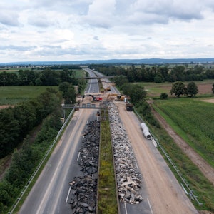Blick auf die Baustelle an der A61 bei Swisttal-Ollheim, wo die Autobahn durch die Flutkatastrophe absackte und zerstört wurde.
