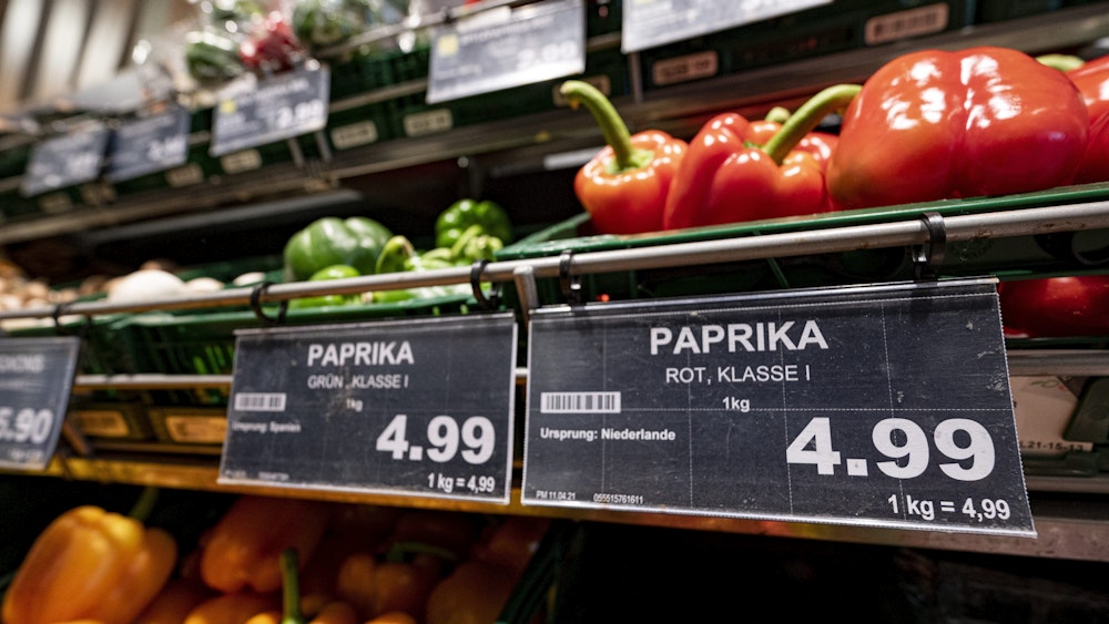 Obst und Gemüse im Supermarkt probieren ist nicht erlaubt. Preisschilder von Paprikas hängen an der Gemüsetheke in einem Supermarkt.