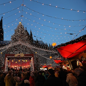 Der Weihnachtsmarkt vor dem Kölner Dom am 23. November 2015. In vielen Städten in NRW laufen die Planungen für die Weihnachtsmärkte 2021 auf Hochtouren.