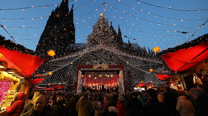 Der Weihnachtsmarkt vor dem Kölner Dom am 23. November 2015. In vielen Städten in NRW laufen die Planungen für die Weihnachtsmärkte 2021  auf Hochtouren.