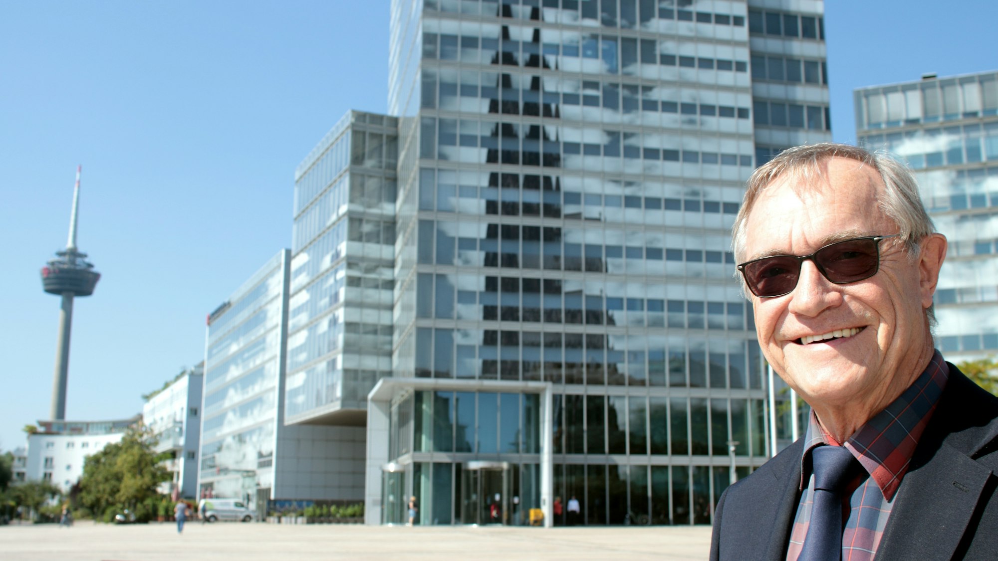 Hans-Jürgen Kröncke sitz vor dem Kölnturm am Mediapark.