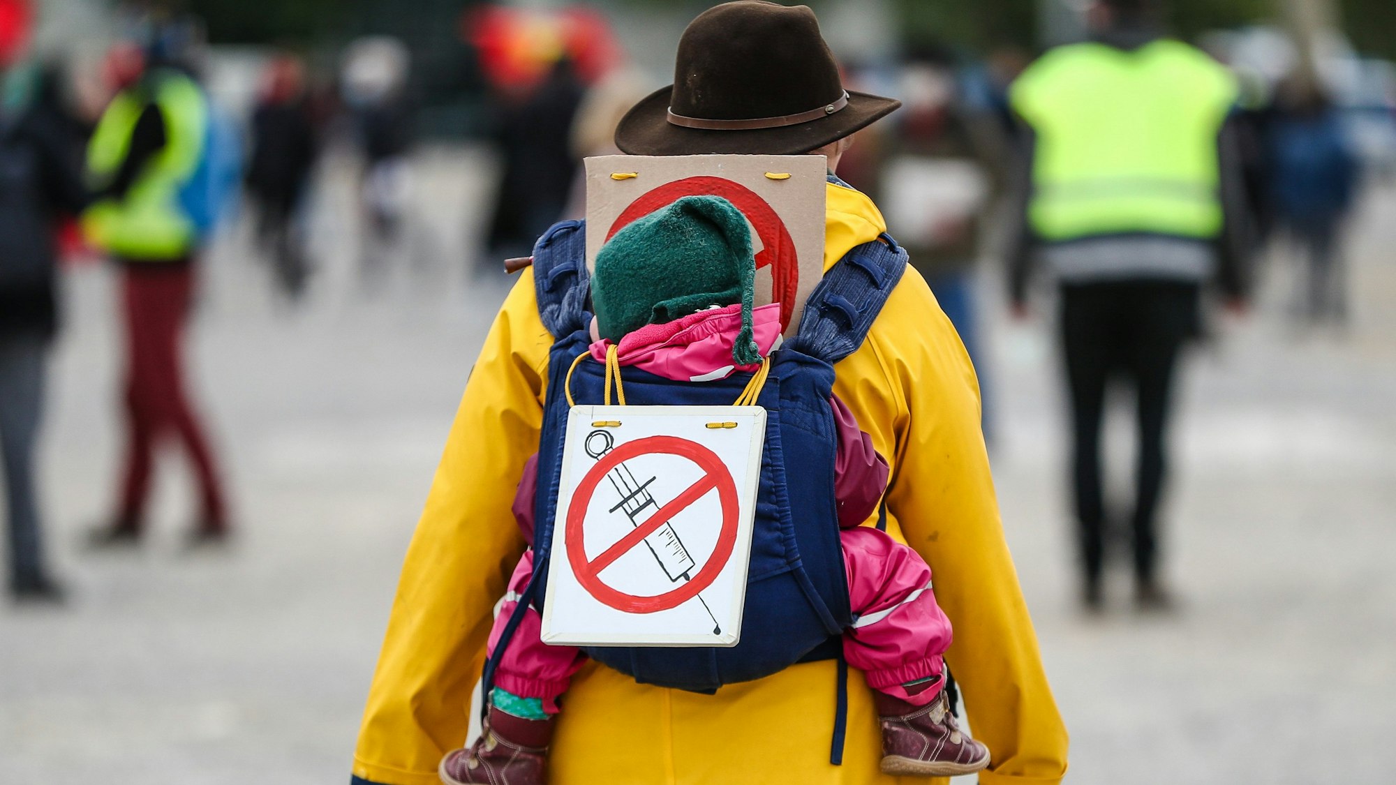Eine Teilnehmerin einer Protestkundgebung der Initiative «Querdenken» trägt am 2. Mai 2020 auf dem Cannstatter Wasen ein Schild gegen Impfungen auf ihrem Rücken.