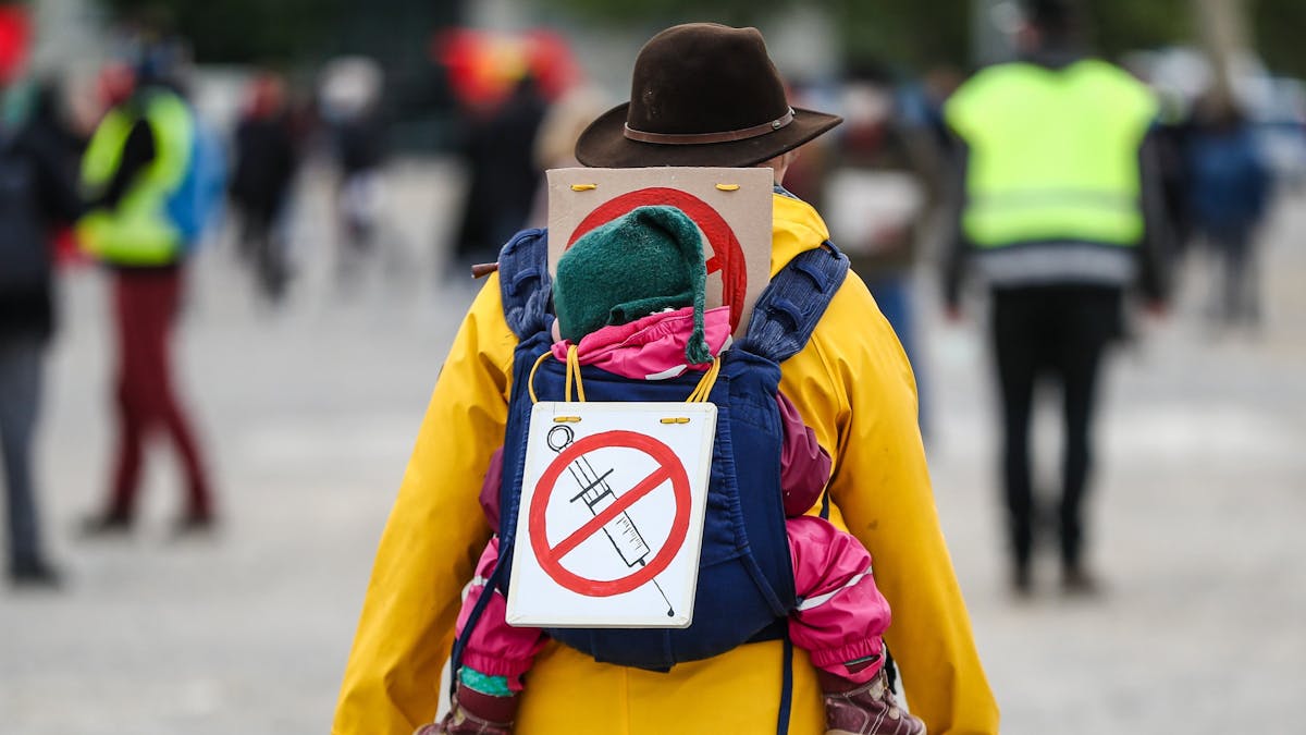 Eine Teilnehmerin einer Protestkundgebung der Initiative «Querdenken» trägt am 2. Mai 2020 auf dem Cannstatter Wasen ein Schild gegen Impfungen auf ihrem Rücken.&nbsp;