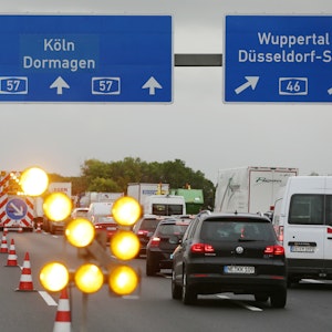 Seifenlauge auf der A57 bei Dormagen führt am 17. Oktober 2019 zur Vollsperrung der Autobahn A57. Hier wird der Verkehr vor Dormagen von Autobahn geleitet. Eine Spezialfirma sei dabei, die A57 in Richtung Köln zu reinigen.