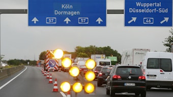 Seifenlauge auf der A57 bei Dormagen führt am 17. Oktober 2019 zur Vollsperrung der Autobahn A57. Hier wird der Verkehr vor Dormagen von Autobahn geleitet. Eine Spezialfirma sei dabei, die A57 in Richtung Köln zu reinigen.