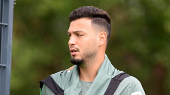 Ramy Bensebaini schaut im Trainingslager mit Borussia Mönchengladbach in Harsewinkel Marienfeld am 19. Juli 2021 genervt.