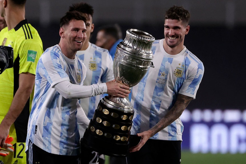 Lionel Messi präsentiert den Copa America-Pokal.