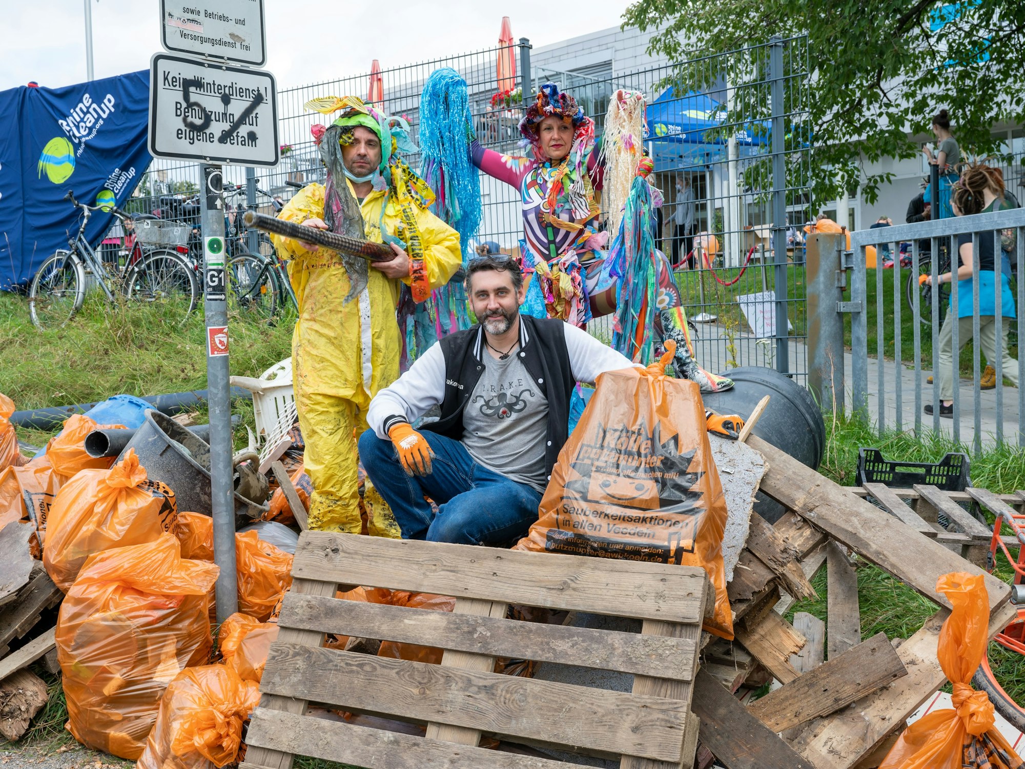 Beim Rhine-Cleanup in Stammheim sammeln freiwillige Helfer den angeschwemmten Müll am Rheinufer ein.