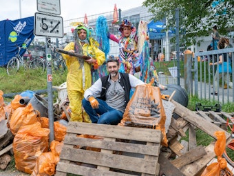 Beim Rhine-Cleanup in Stammheim sammeln freiwillige Helfer den angeschwemmten Müll am Rheinufer ein.
