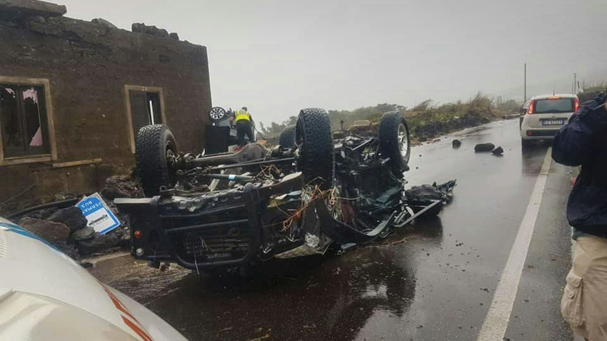 Ein Auto wurde von einem Tornado auf der sizilianischen Vulkaninsel Pantelleria am 10. September 2021 völlig zerstört.