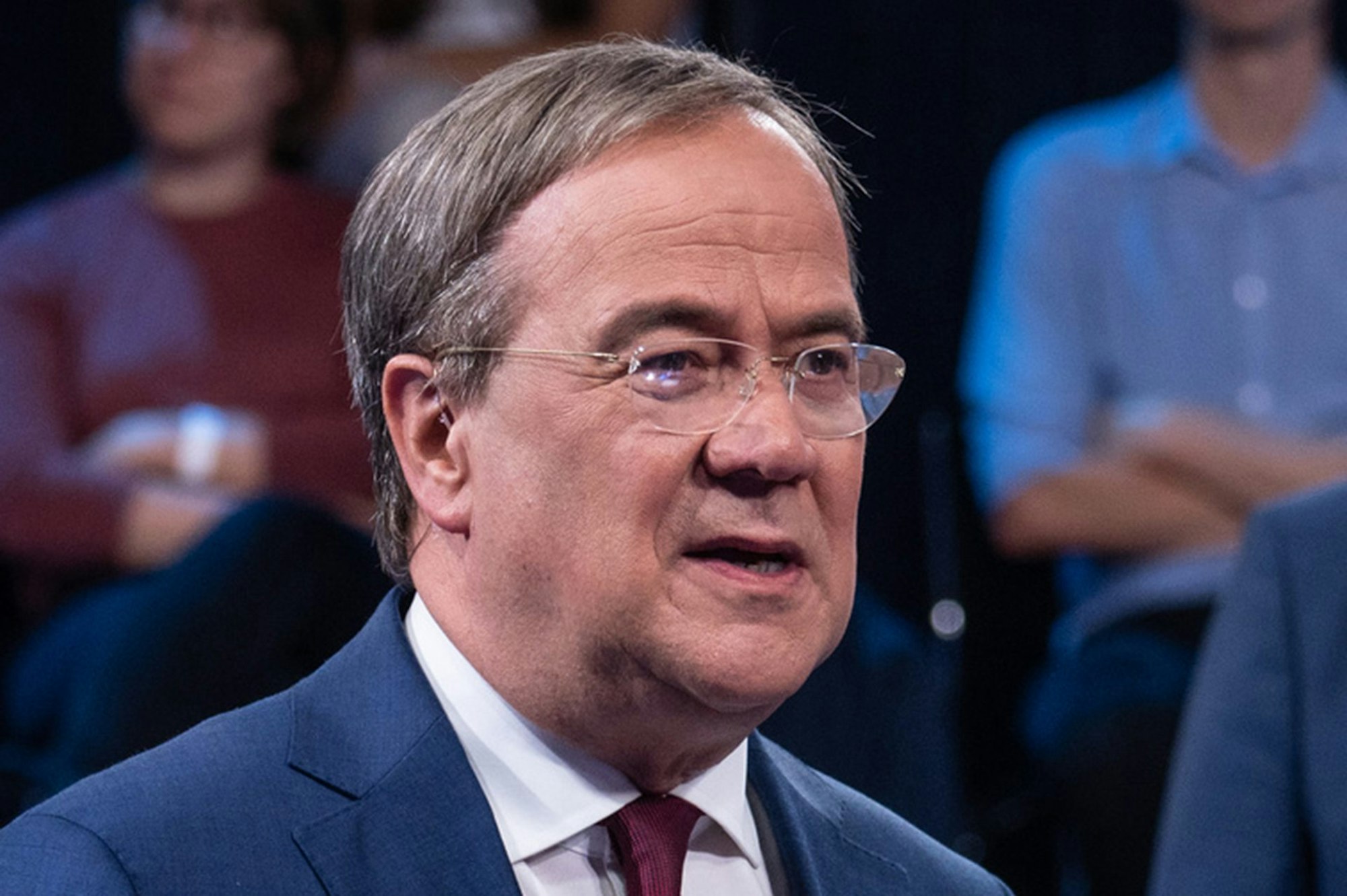 Zuschauer der ZDF-Sendung „Klartext, Herr Laschet!“ wunderten sich über einen Knopf im Ohr bei Kanzlerkandidat Armin Laschet (CDU).