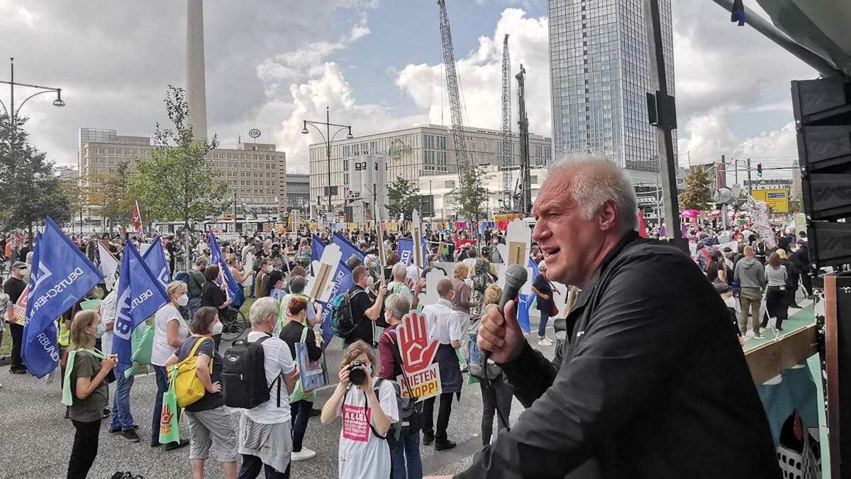 Der Kölner Kalle Gerigk spricht auf einer Demo gegen hohe Mieten in Berlin.