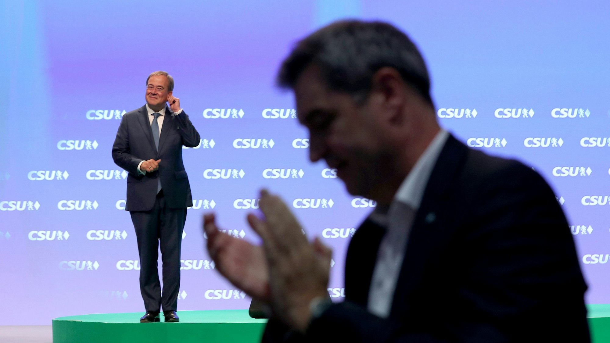 Die Delegierten jubeln und johlen Armin Laschet auf dem CSU-Parteitag am Samstag (11. September) zu, auch Markus Söder (vorne rechts) klatscht sehr überschwänglich.