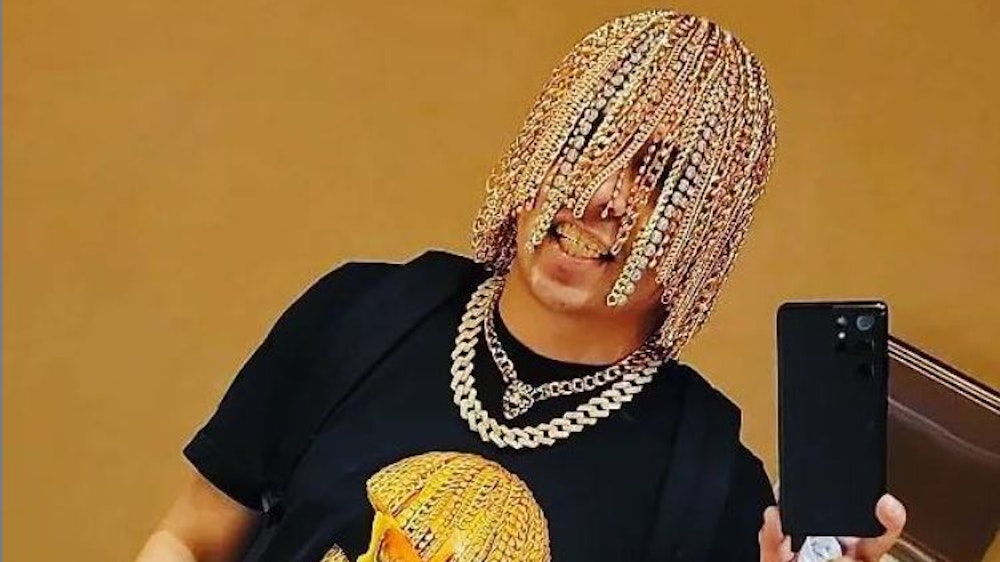 Rapper Dan Sur aus Mexiko zeigt sich am 5. September 2021 mit Goldketten als Haar auf Instagram