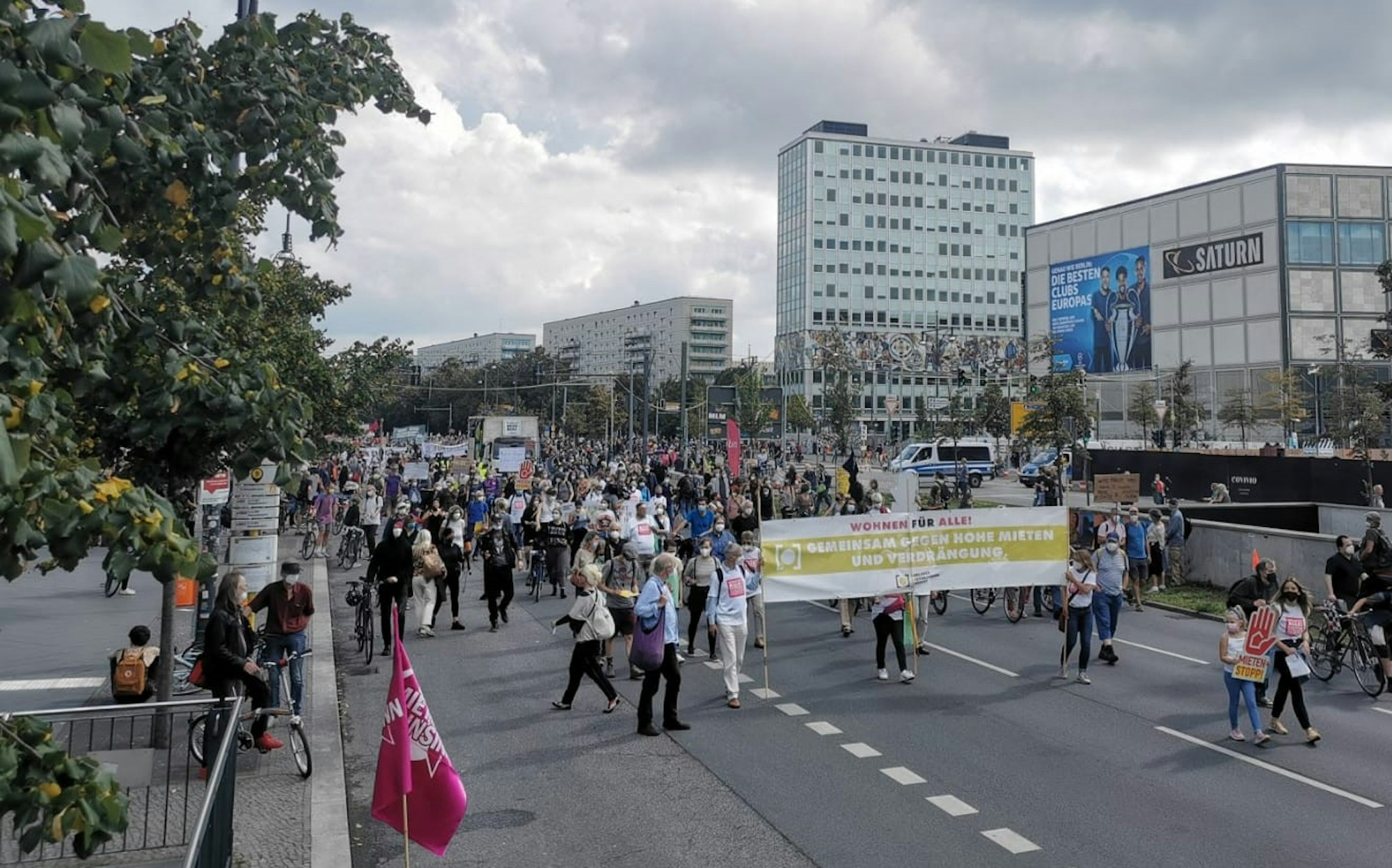Teilnehmer einer Demo gehen zum Alexanderplatz in Berlin.
