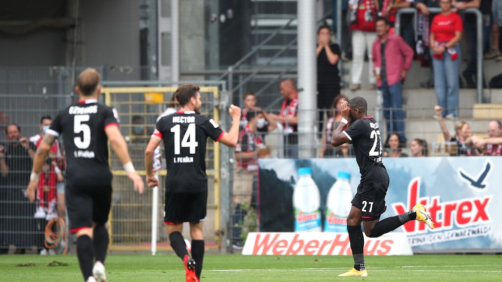 Anthony Modeste trifft für den 1. FC Köln gegen den SC Freiburg.