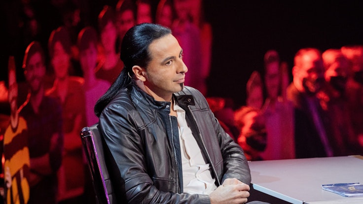 Bülent Ceylan aus dem Rateteam sitzt im Oktober 2020 in der Prosieben-Show The Masked Singer.