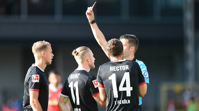 Harm Osmers stellt Florian Kainz beim Spiel SC Freiburg gegen 1. FC Köln vom Platz.