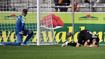 Rafael Czichos erzielt ein Eigentor beim Spiel SC Freiburg gegen 1. FC Köln.