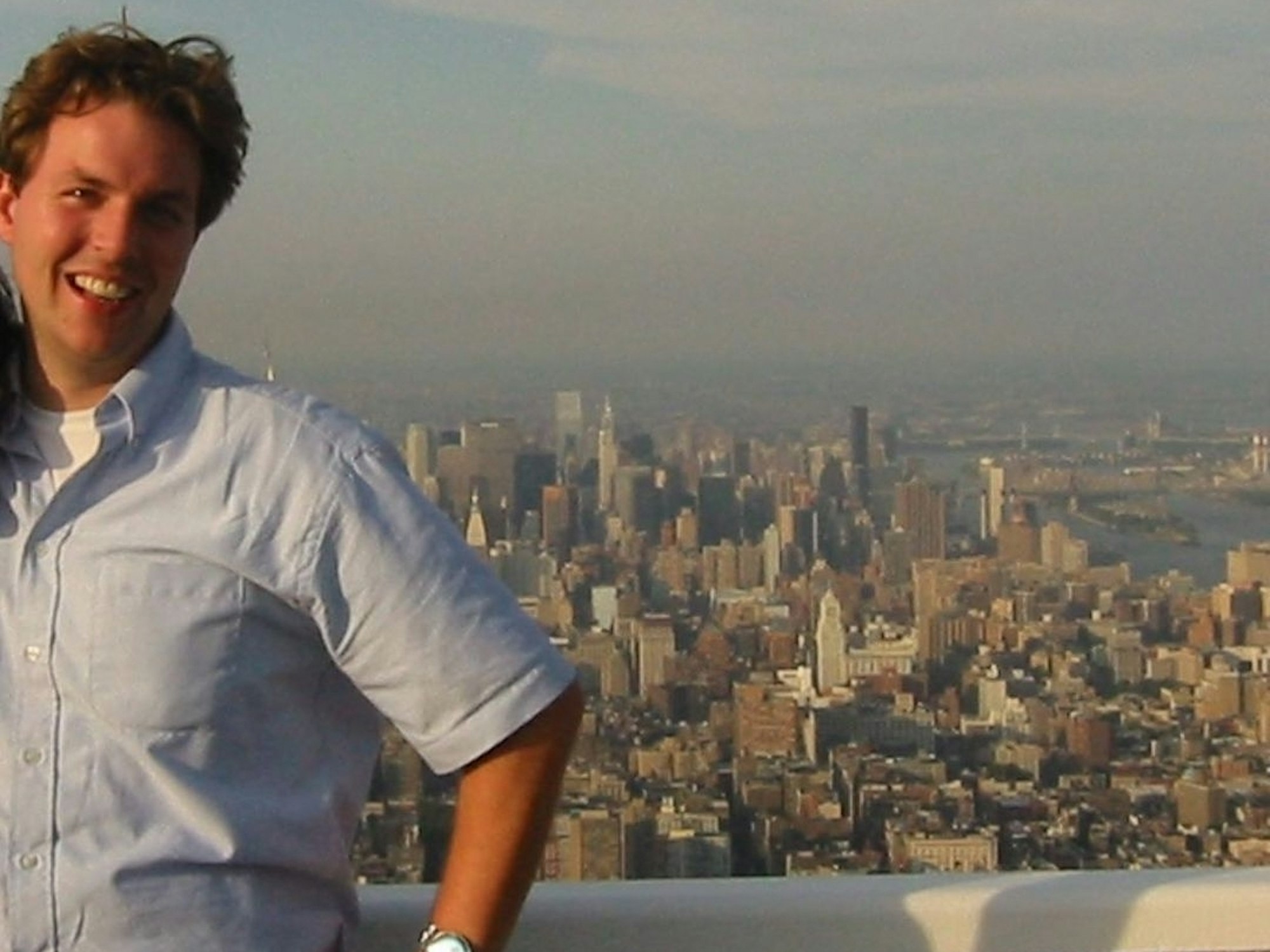 Der Kölner Rechtsanwalt Christian Solmecke steht auf dem World Trade Center in New York City.