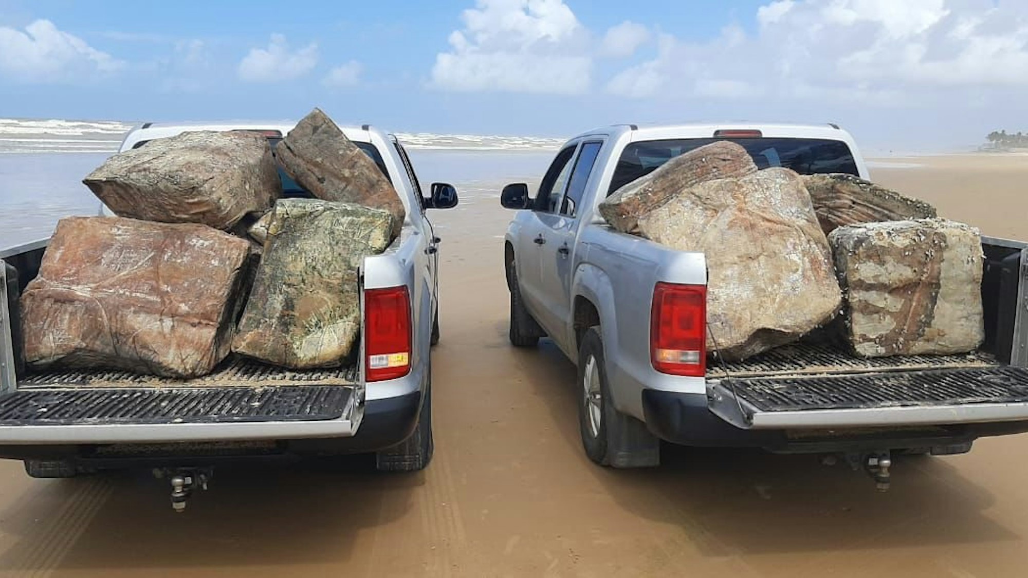 Zwei mit Kisten voll beladene Wagen stehen am 26. August am Strand von Aracajú in Brasilien. Mehr als 350 „mysteriöse Kisten“ hat die Adema nach eigenen Angaben an verschiedenen Stränden des Bundesstaates in rund einem Monat eingesammelt.