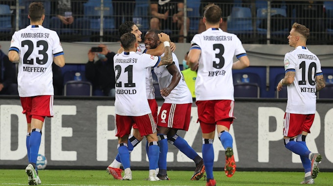 Die Spieler des Hamburger SV bejubeln das 1:0 gegen den SV Sandhausen