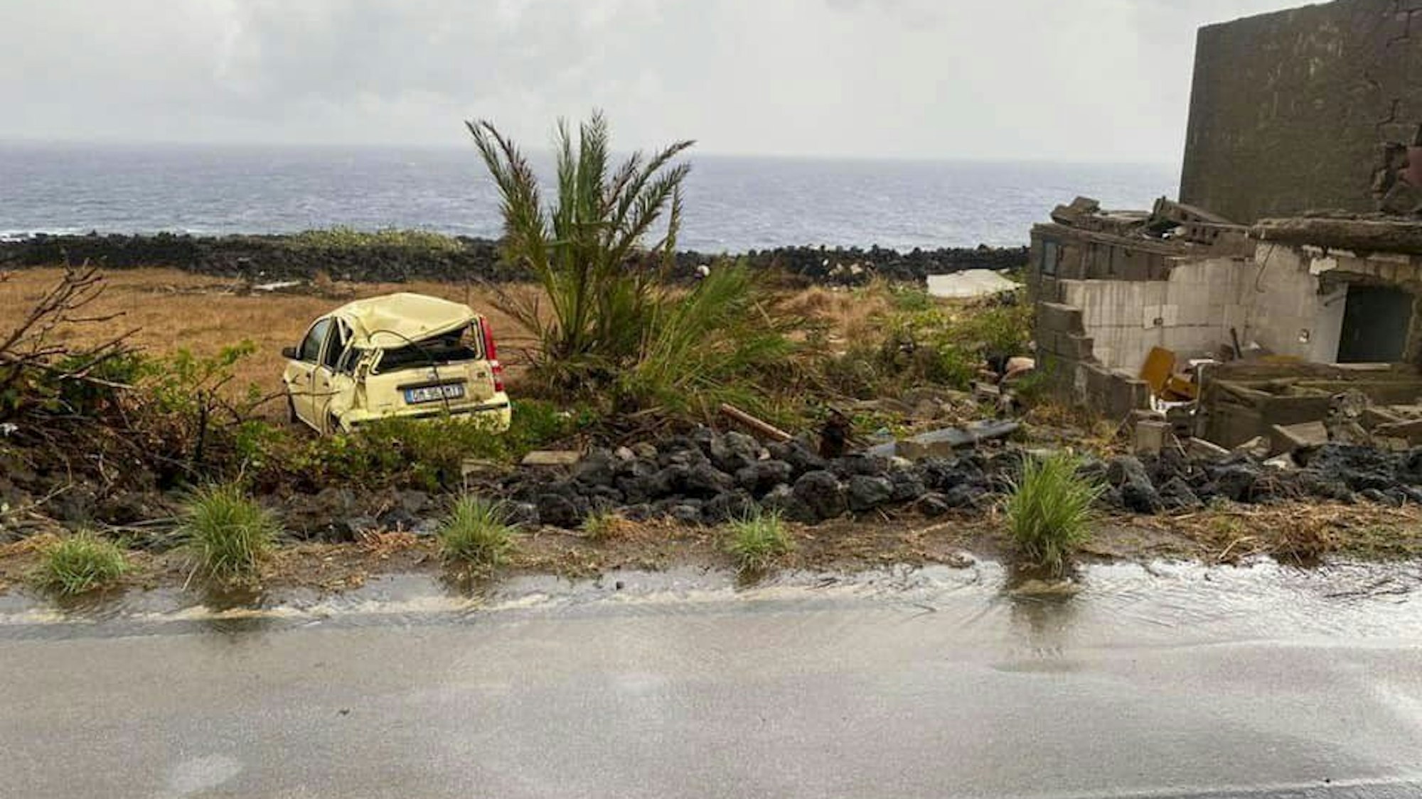 Die Vulkaninsel Pantelleria (Sizilien) wurde von einem Tornado erschüttert. Zwei Menschen sind gestorben.