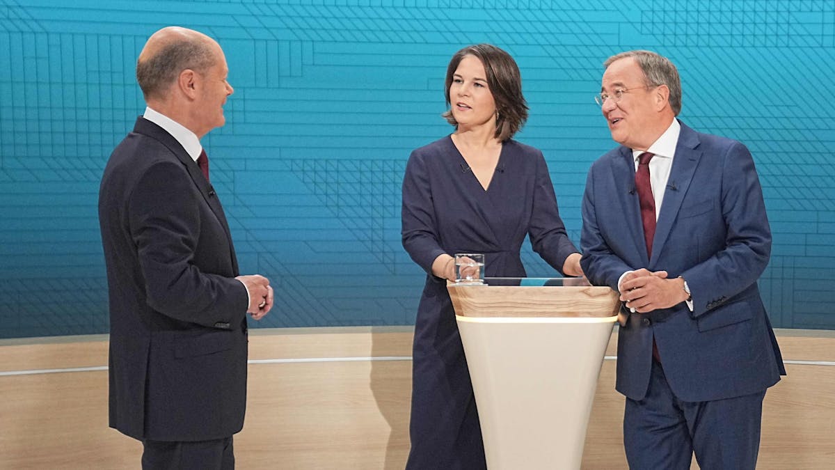 Kanzlerkandidat Olaf Scholz (SPD, l-r.), Kanzlerkandidatin Annalena Baerbock (Bündnis90/Die Grünen) und Kanzlerkandidat Armin Laschet (CDU) stehen im Fernsehstudio kurz vor dem zweiten TV-Triell.
