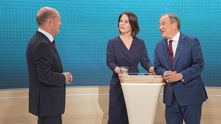 Kanzlerkandidat Olaf Scholz (SPD, l-r.), Kanzlerkandidatin Annalena Baerbock (Bündnis90/Die Grünen) und Kanzlerkandidat Armin Laschet (CDU) stehen im Fernsehstudio kurz vor dem zweiten TV-Triell.
