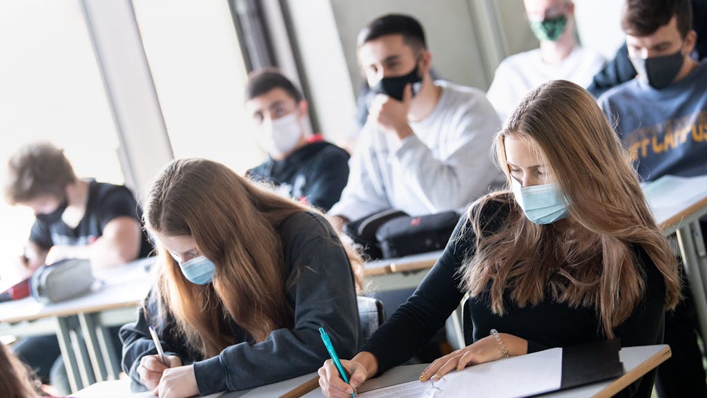17.11.2020, Bayern, München: Schülerinnen und Schüler nehmen mit Mund- und Nasenschutz am Unterricht in einem Geographie-Seminar in der Jahrgangsstufe elf teil. Auch ab Herbst wird die Maske im Unterricht wieder notwendig sein.