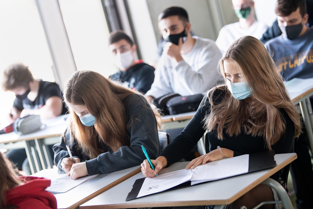 17.11.2020, Bayern, München: Schülerinnen und Schüler nehmen mit Mund- und Nasenschutz am Unterricht in einem Geographie-Seminar in der Jahrgangsstufe elf teil. Auch ab Herbst wird die Maske im Unterricht wieder notwendig sein.