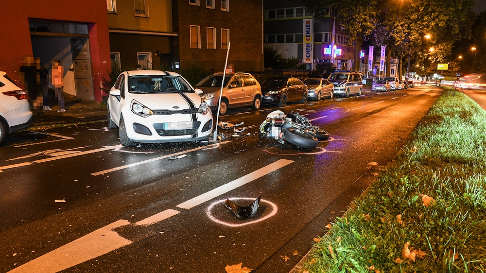 Unfall mit Auto und Motorradfahrer auf der Castroper-Straße in Bochum.