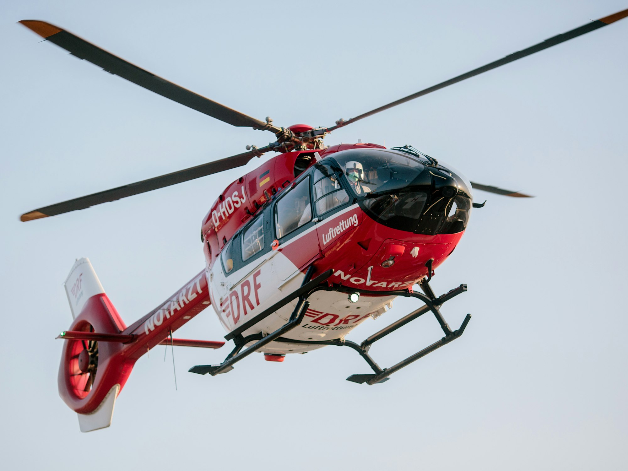 Ein Rettungshubschraubern aus Frankreich landet auf dem Hubschrauberlandeplatz des Universitätsklinikums Bonn.
