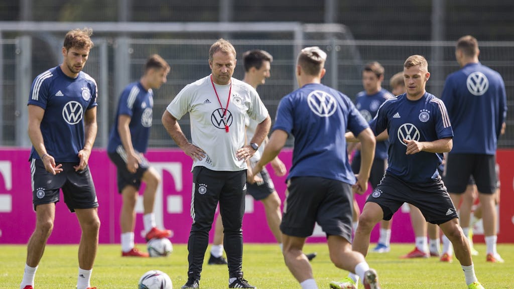 Bundestrainer Hansi Flick (2.v.l)) schaut Leon Goretzka (l), Keven Schlotterbeck (2.v.r) und Joshua Kimmich (r) während des Abschlusstrainings vor dem WM-Qualifikationsspiel gegen Island zu.&nbsp;